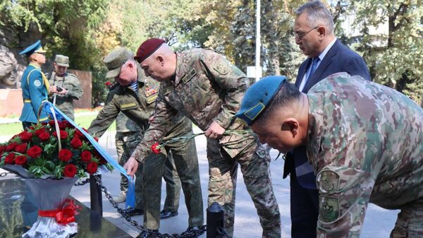 ҰҚШҰ мемлекеттерінің делегациясы Алматыдағы Даңқ мемориалына гүл шоғын қойды - Sputnik Қазақстан