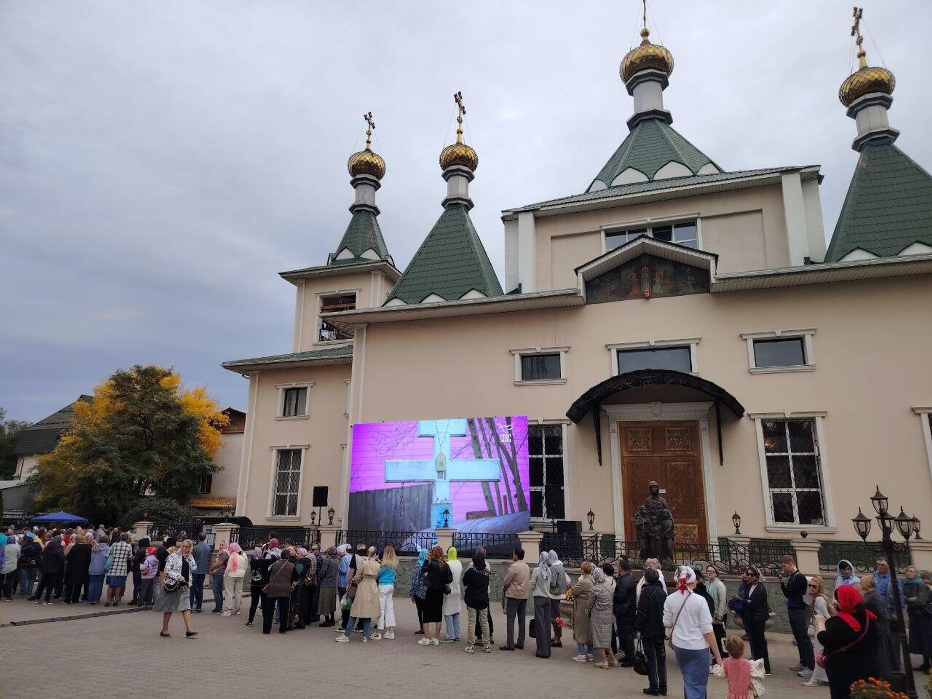 В Алматы православные верующие пришли в Иверско-Серафимовский женский монастырь, чтобы прикоснуться к мощам святой блаженной старицы Матроны Московской - Sputnik Казахстан, 1920, 06.10.2024