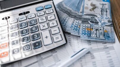 Деньги, калькулятор. Иллюстративное фото