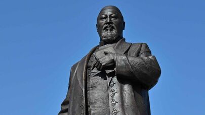 Касым-Жомарт Токаев и Гурбангулы Бердымухамедов открыли памятник Абаю в Ашхабаде