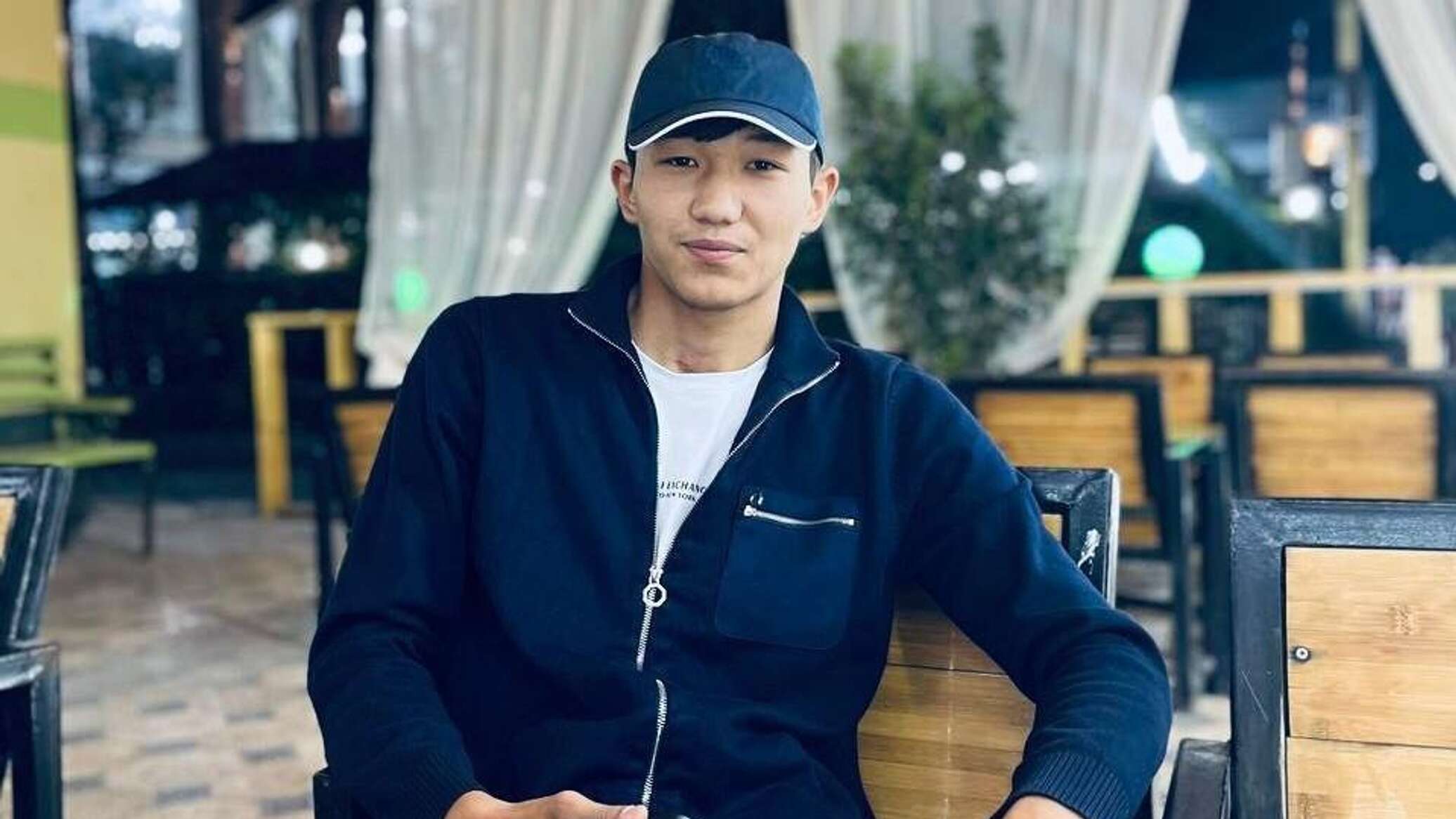 Ол досын ұра бастады. Ол досын ұра бастады.