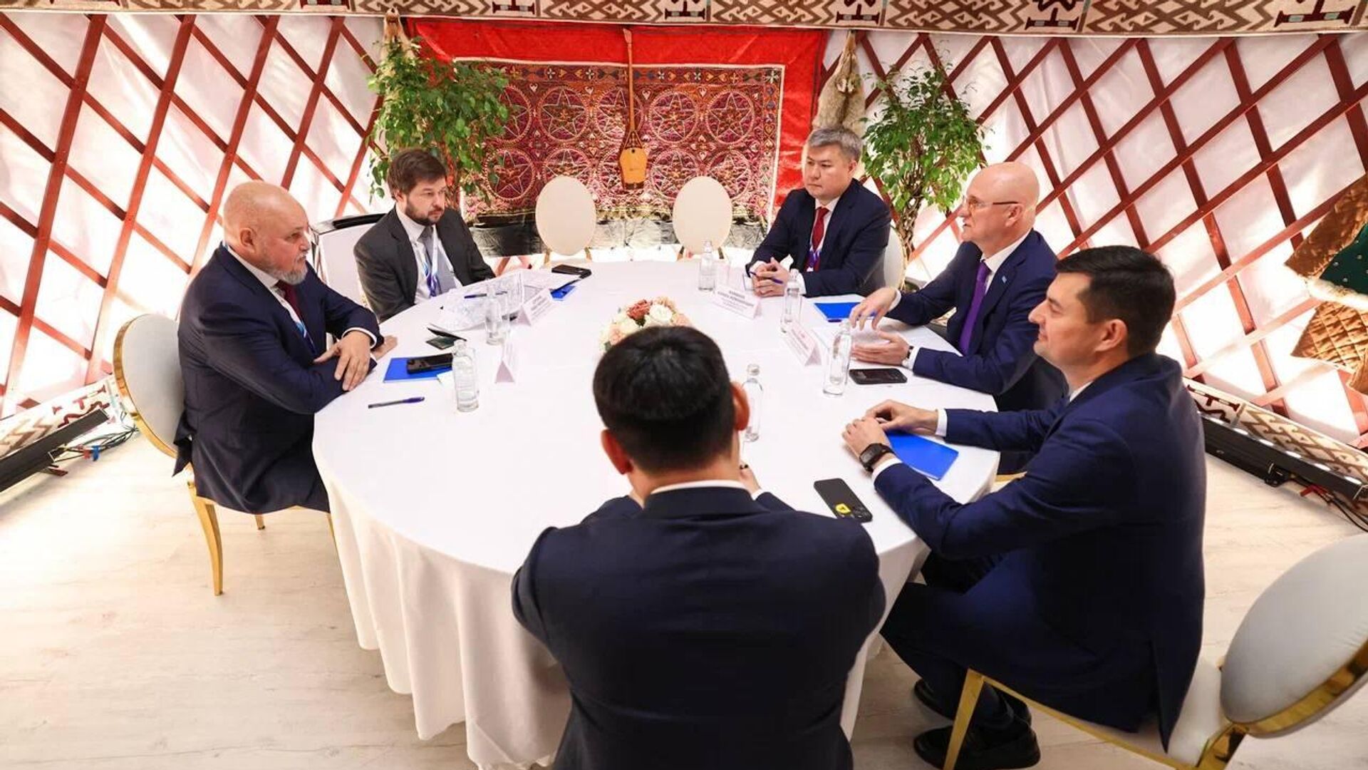 На ПМГФ-2024 состоялась рабочая встреча главы Минэнерго Сергея Цивилева с вице-премьеров Казахстана Романом Скляром На ПМГФ-2024 состоялась рабочая встреча главы Минэнерго Сергея Цивилева с вице-премьеров Казахстана Романом Скляром - Sputnik Казахстан, 1920, 10.10.2024