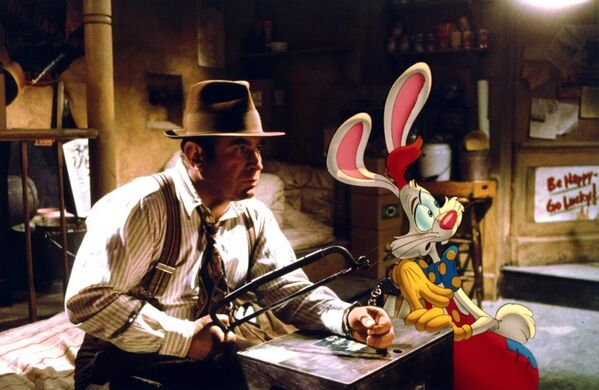 "Кто подставил кролика Роджера"(1988) — картина стала экранизацией книги 1981 года под названием, написанной писателем-юмористом Гэри Вульфом. Это своего рода нуарный детектив с участием знаменитых мультгероев. Фильм показал, что анимационные персонажи могут быть носителями сложных эмоций и социальных идей.Кино, объединившее людей и мультяшек, вышло в прокат в США 22 июня 1988 года. - Sputnik Казахстан