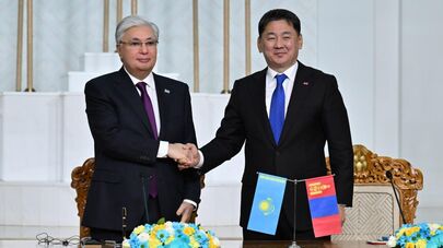 Касым-Жомарт Токаев и Ухнаагийн Хурэлсух провели брифинг для представителей СМИ