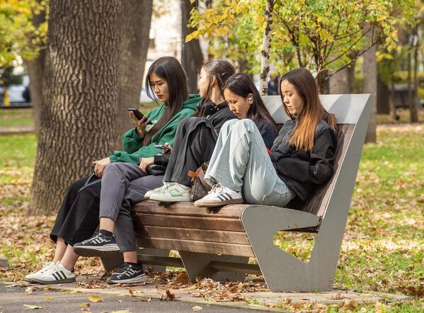 Снимки на фоне ярко расплескавшейся в городе осени делают даже ленивые.  - Sputnik Казахстан