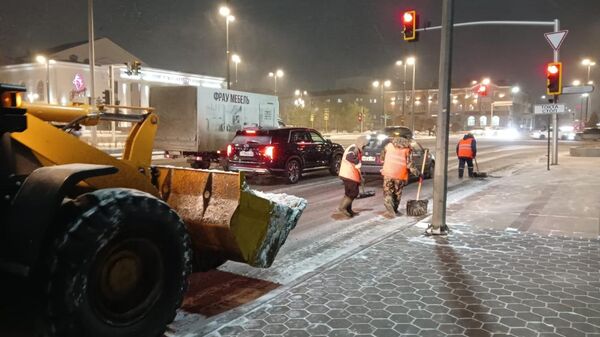 В Астане в уборке снега задействовали сотни дорожных рабочих и техники - Sputnik Казахстан