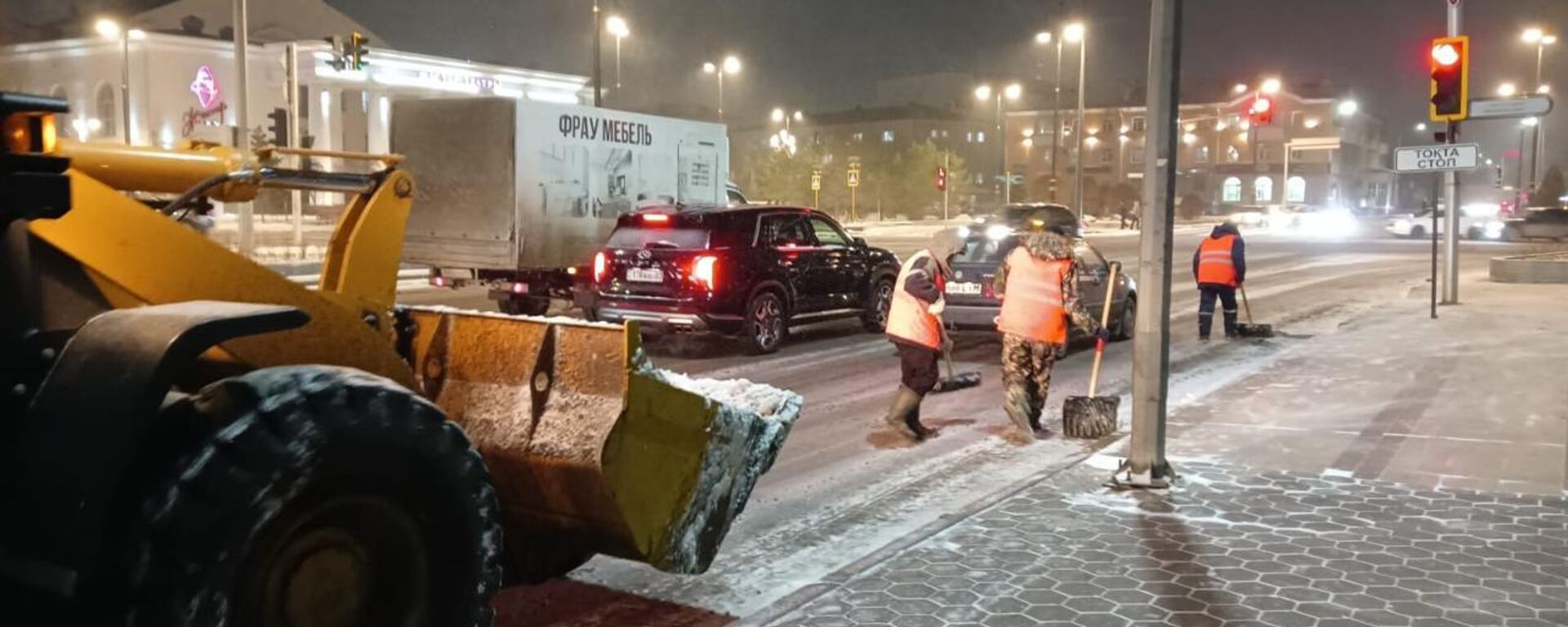 В Астане в уборке снега задействовали сотни дорожных рабочих и техники - Sputnik Казахстан, 1920, 07.11.2024