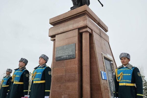 Дипломаты России и Беларуси возложили цветы к памятнику Бауржана Момышулы - Sputnik Казахстан