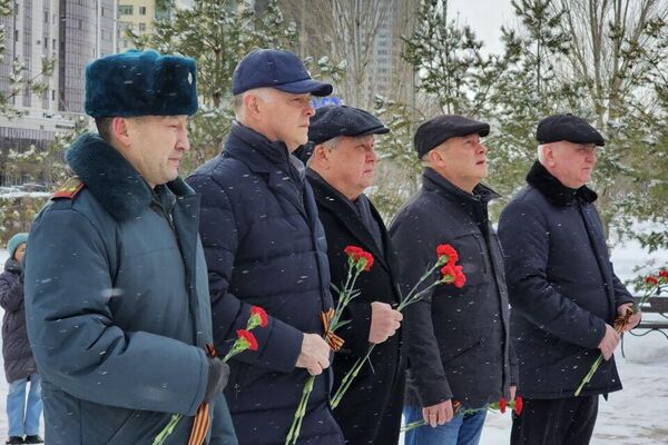 Дипломаты России и Беларуси возложили цветы к памятнику Бауржана Момышулы - Sputnik Казахстан