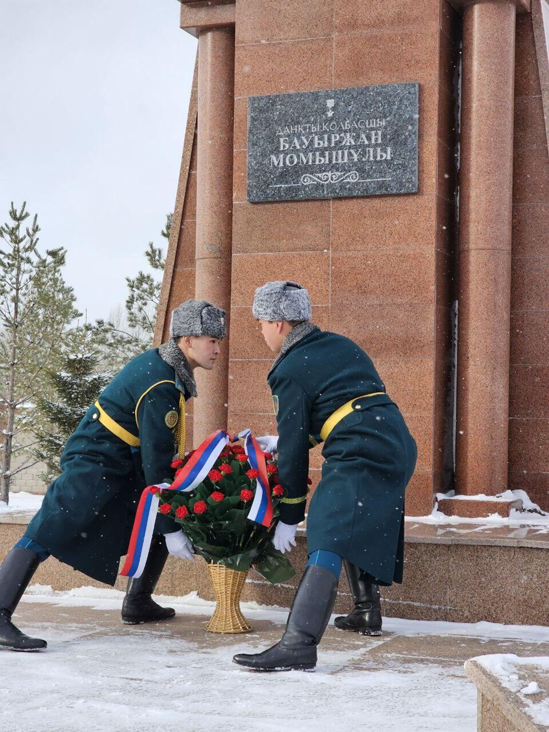 Дипломаты России и Беларуси возложили цветы к памятнику Бауржана Момышулы - Sputnik Казахстан, 1920, 13.11.2024