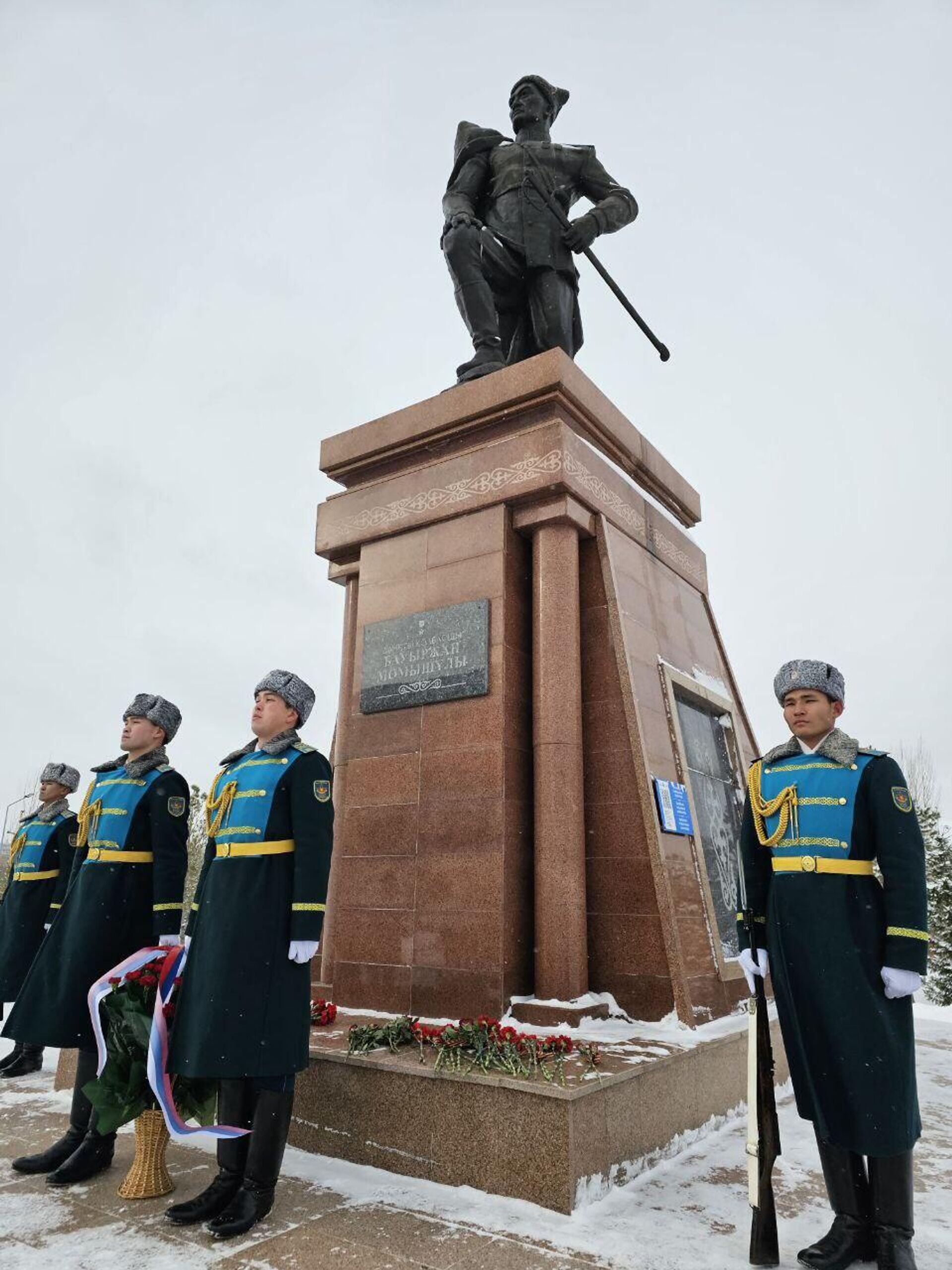 Дипломаты России и Беларуси возложили цветы к памятнику Бауржана Момышулы - Sputnik Казахстан, 1920, 24.12.2025