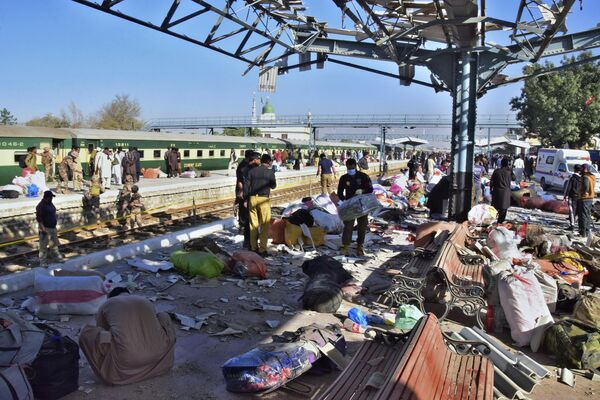 Сотрудники службы безопасности осматривают место взрыва бомбы на железнодорожной станции в Кветте, Пакистан. - Sputnik Казахстан