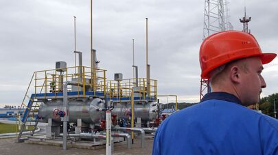 Рабочий на территории подземного хранилища газа компании "Газпром"