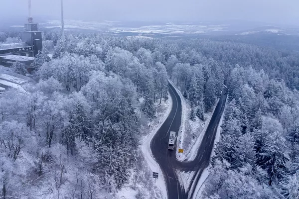 Автобус жүргізушісі Фельдберг тауына қарай жоғары жүріп барады, Германия. - Sputnik Қазақстан