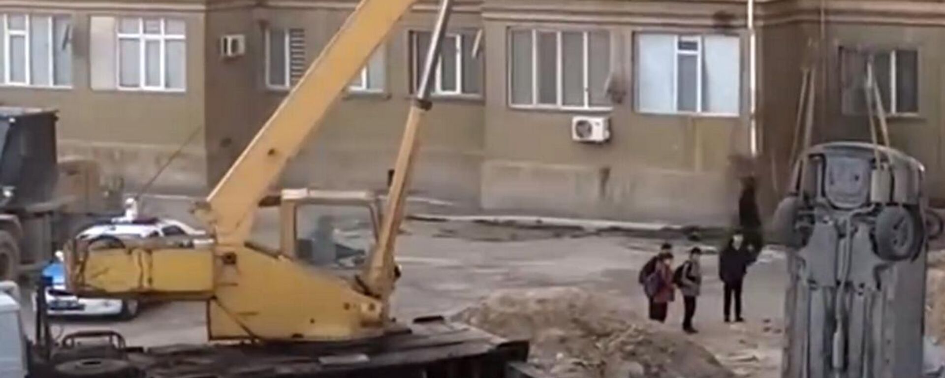 С разгона в яму влетел пьяный водитель в Актау и остался жив - Sputnik Казахстан, 1920, 23.11.2024