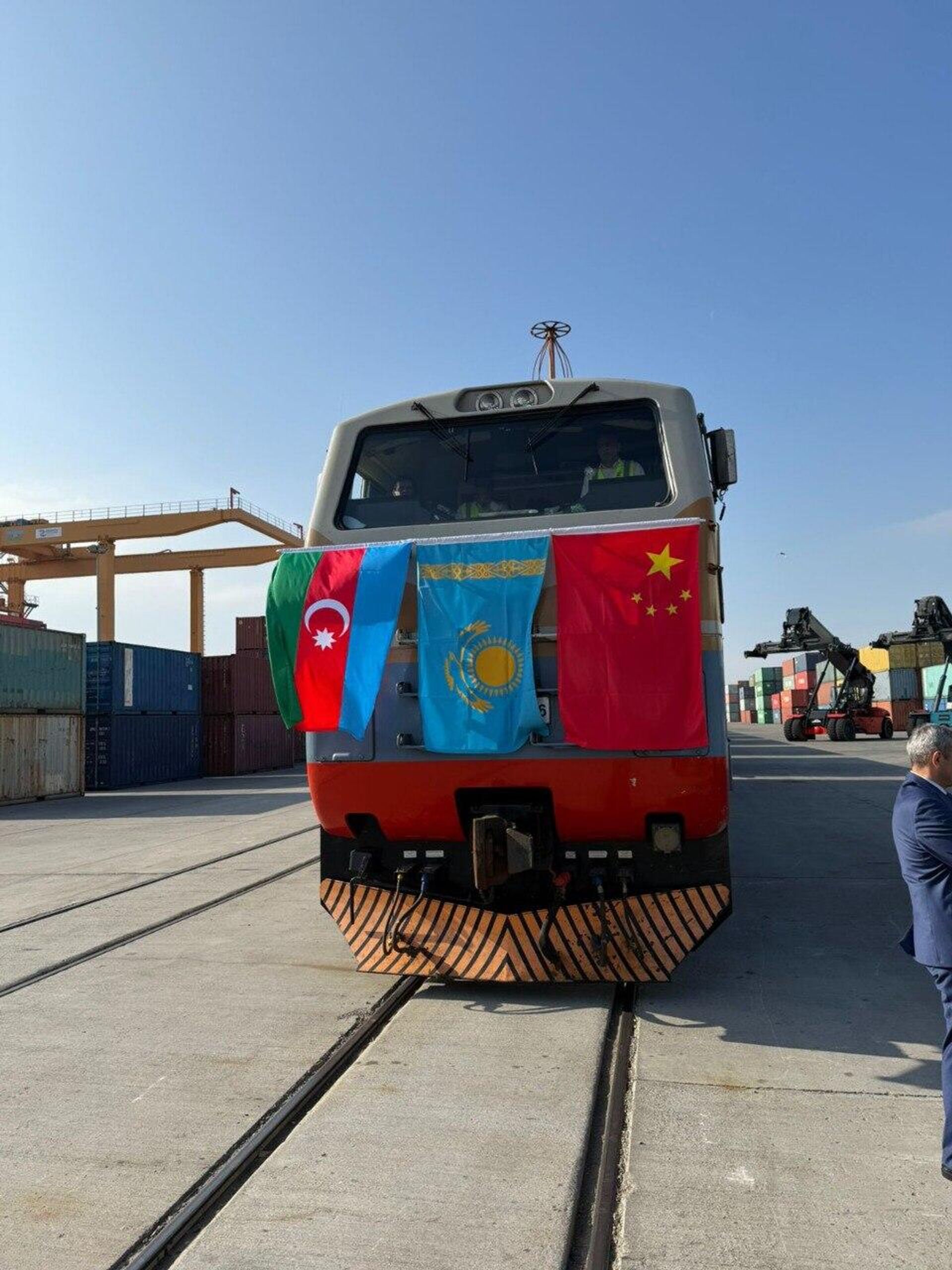 Первый контейнерный поезд по Транскаспийскому транспортному маршруту (ТМТМ) в обратную сторону стартовал из Баку в Сиань - Sputnik Казахстан, 1920, 25.11.2024