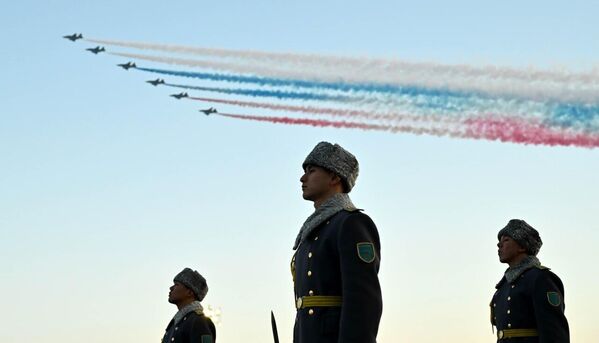 Владимир Путиннің Қазақстанға сапары кезінде әскери ұшақтар Астана аспанын Ресей туына түстес бояуларға бояды. - Sputnik Қазақстан