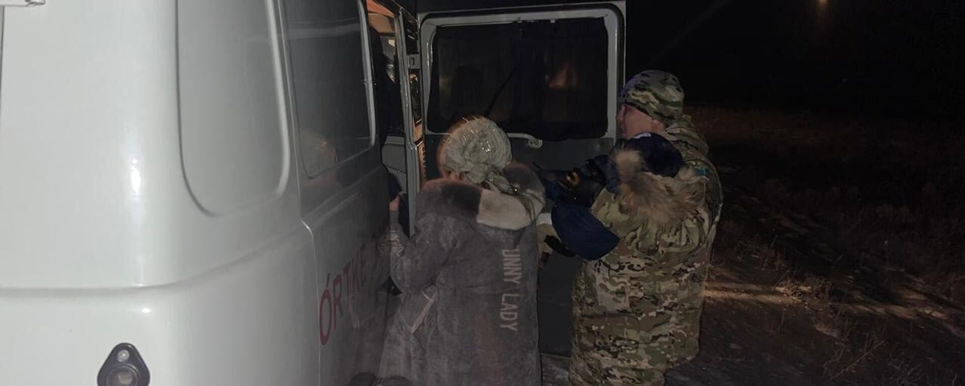 Эвакуация пассажиров автобуса на трассе - Sputnik Қазақстан, 1920, 23.02.2025