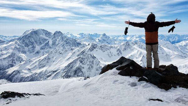 Турист на высоте 4400 метров в горах Эльбруса в Кабардино-Балкарии - Sputnik Казахстан