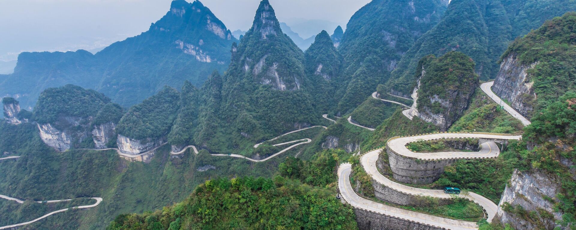 Қытайдың Тяньмэнь ұлттық паркіндегі жол - Sputnik Қазақстан, 1920, 20.12.2024