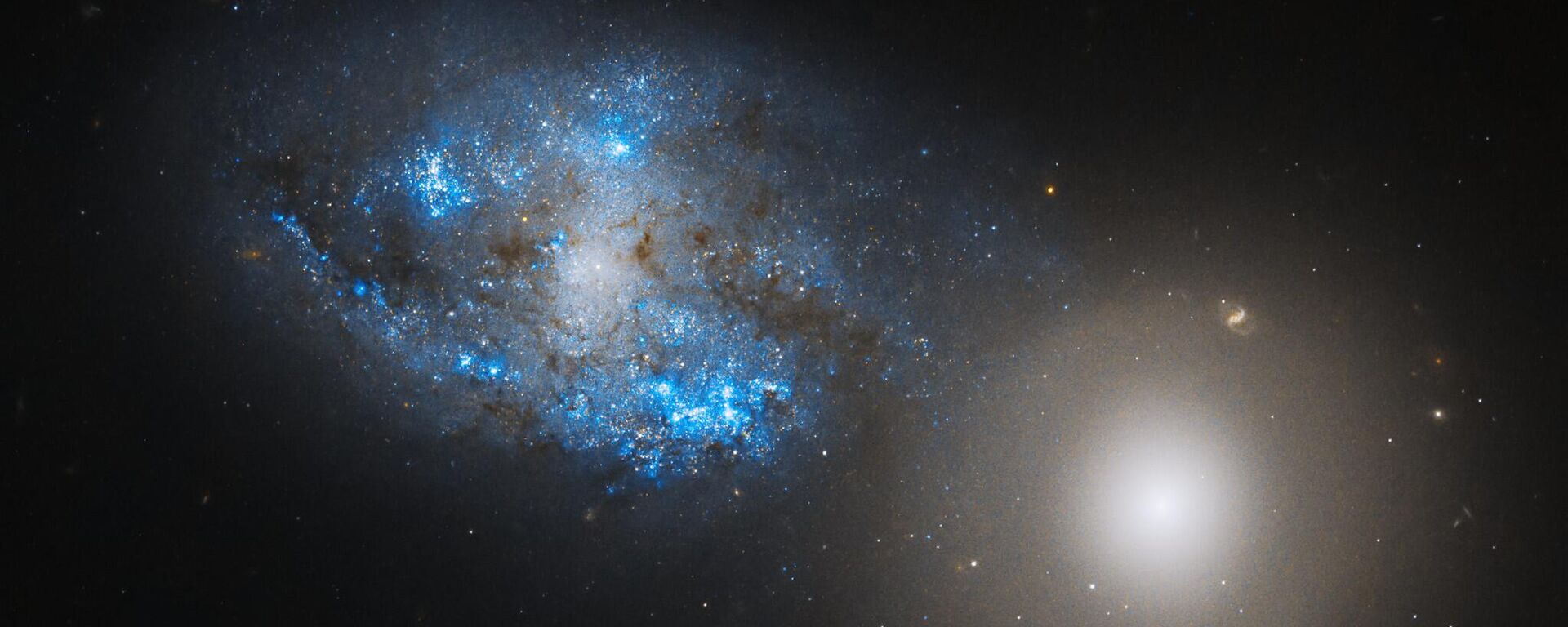 Спиральная галактика с перемычкой NGC 275 и линзовидная галактика NGC 274 объединяются, чтобы создать взаимодействующую пару, известную как Arp 140 - Sputnik Казахстан, 1920, 12.04.2025