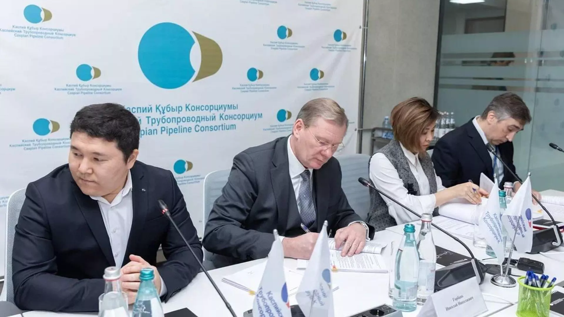 Глава КТК Николай Горбань подписал колдоговор с трудовым коллективом компании0