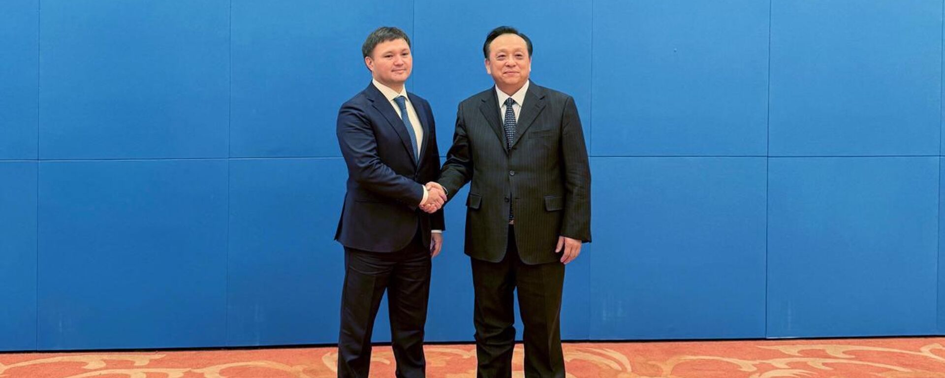 Президент CNPC Хоу Цицзюнь принял председателя правления КазМунайГаза Асхата Хасенова - Sputnik Казахстан, 1920, 19.12.2024