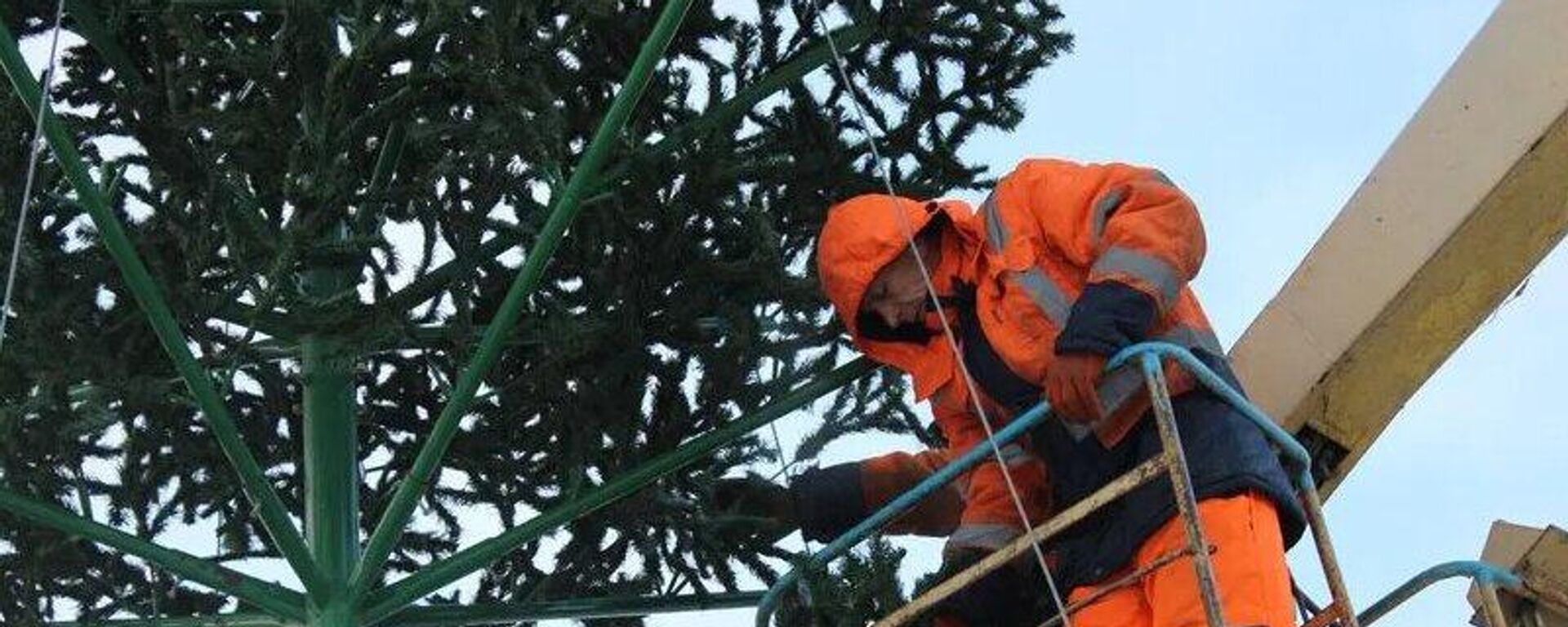 В Семее педагог получил тяжелые травмы при оформлении главной городской ёлки - Sputnik Казахстан, 1920, 22.12.2024