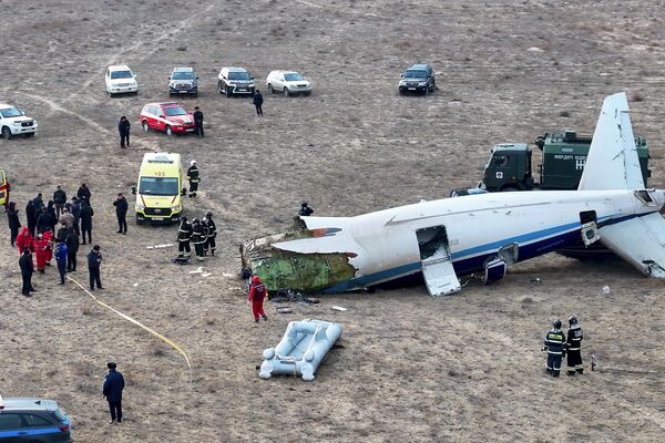 Обломки самолета Embraer 190 авиакомпании &quot;Азербайджанские авиалинии&quot; недалеко от аэропорта Актау, Казахстан. - Sputnik Казахстан