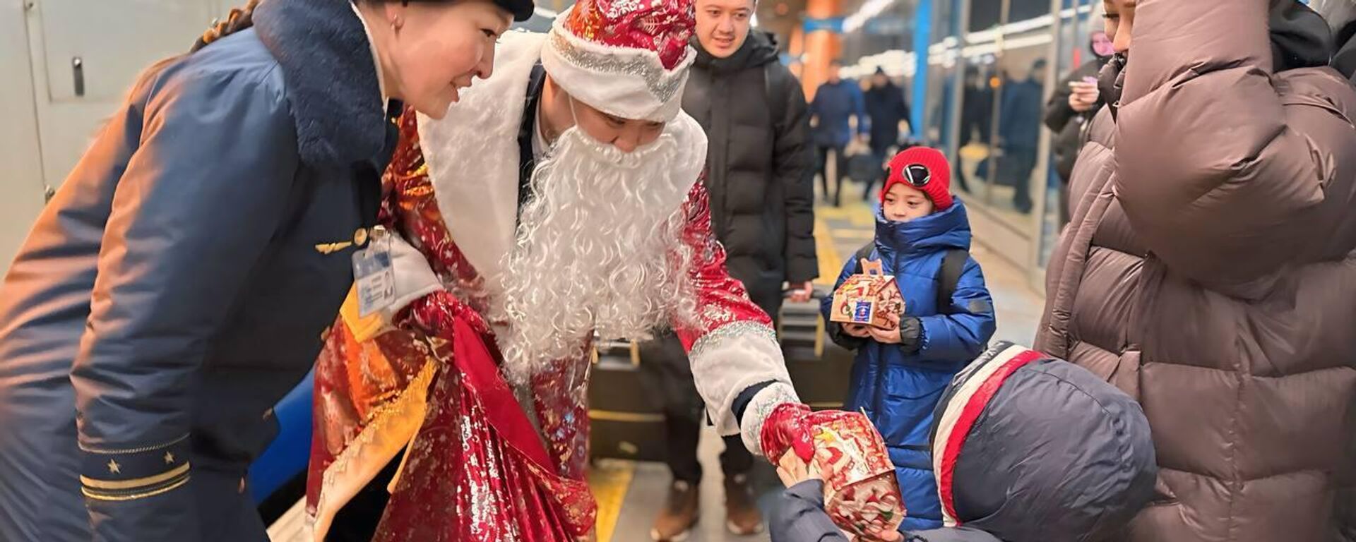 Дед Мороз и Снегурочка поздравляют пассажиров железных дорог Казахстана - Sputnik Казахстан, 1920, 30.12.2024