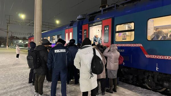 500 казахстанцев, застрявших на снежных трассах, перевезли пассажирскими поездами - Sputnik Казахстан