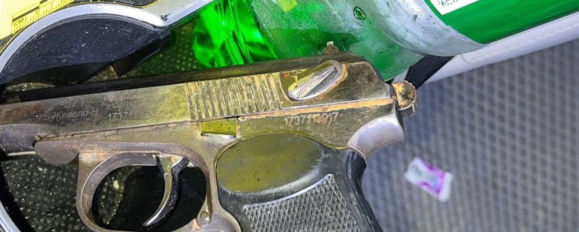 Пистолет в салоне автомобиля  - Sputnik Казахстан, 1920, 28.05.2025