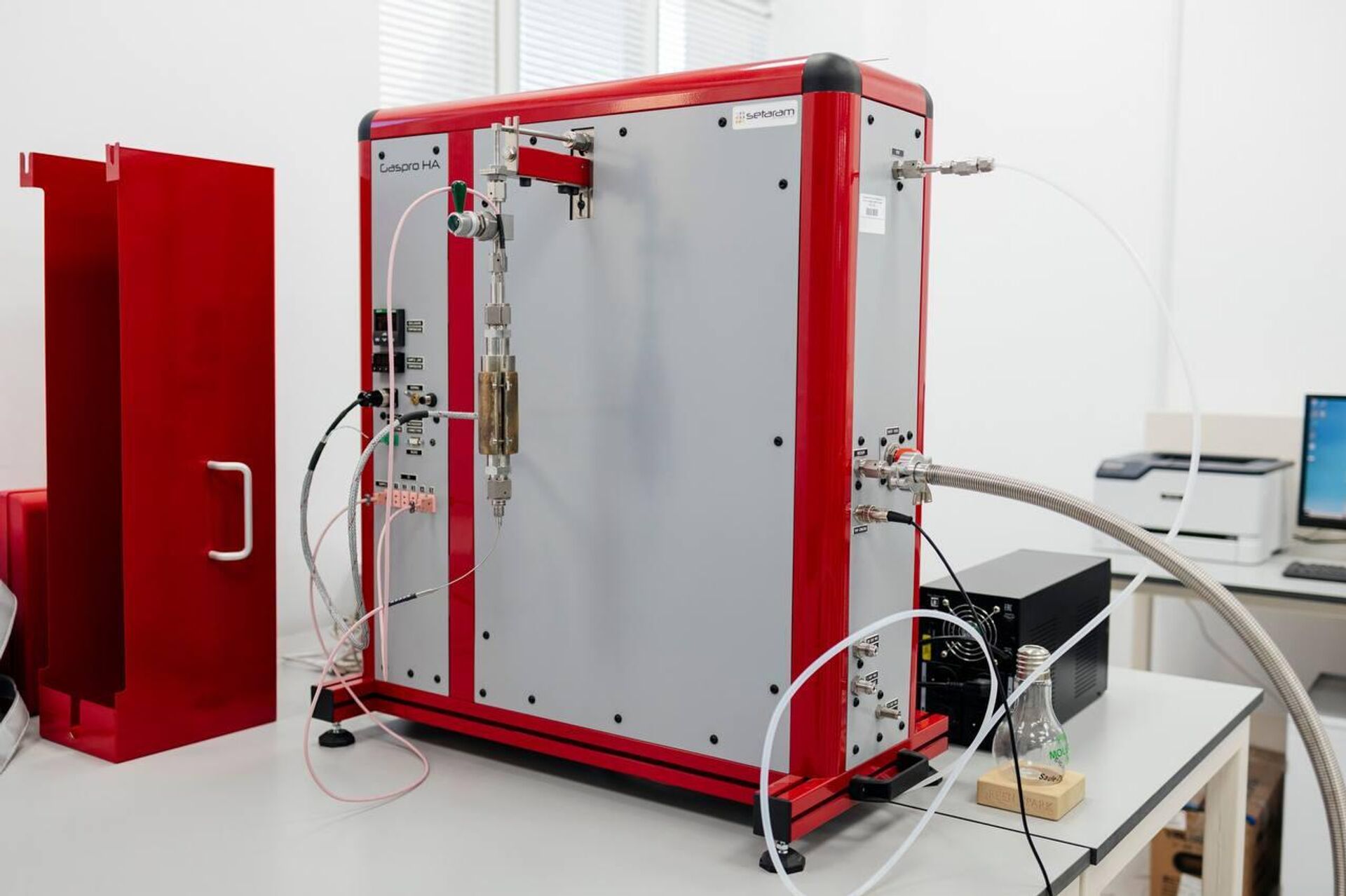 В Атырау на базе ТОО КМГ Инжиниринг работает уникальная лаборатория, в которой проводятся научно-исследовательские работы по разработке и внедрению в промышленность технологий безопасного хранения и транспортировки водорода - Sputnik Казахстан, 1920, 10.01.2025