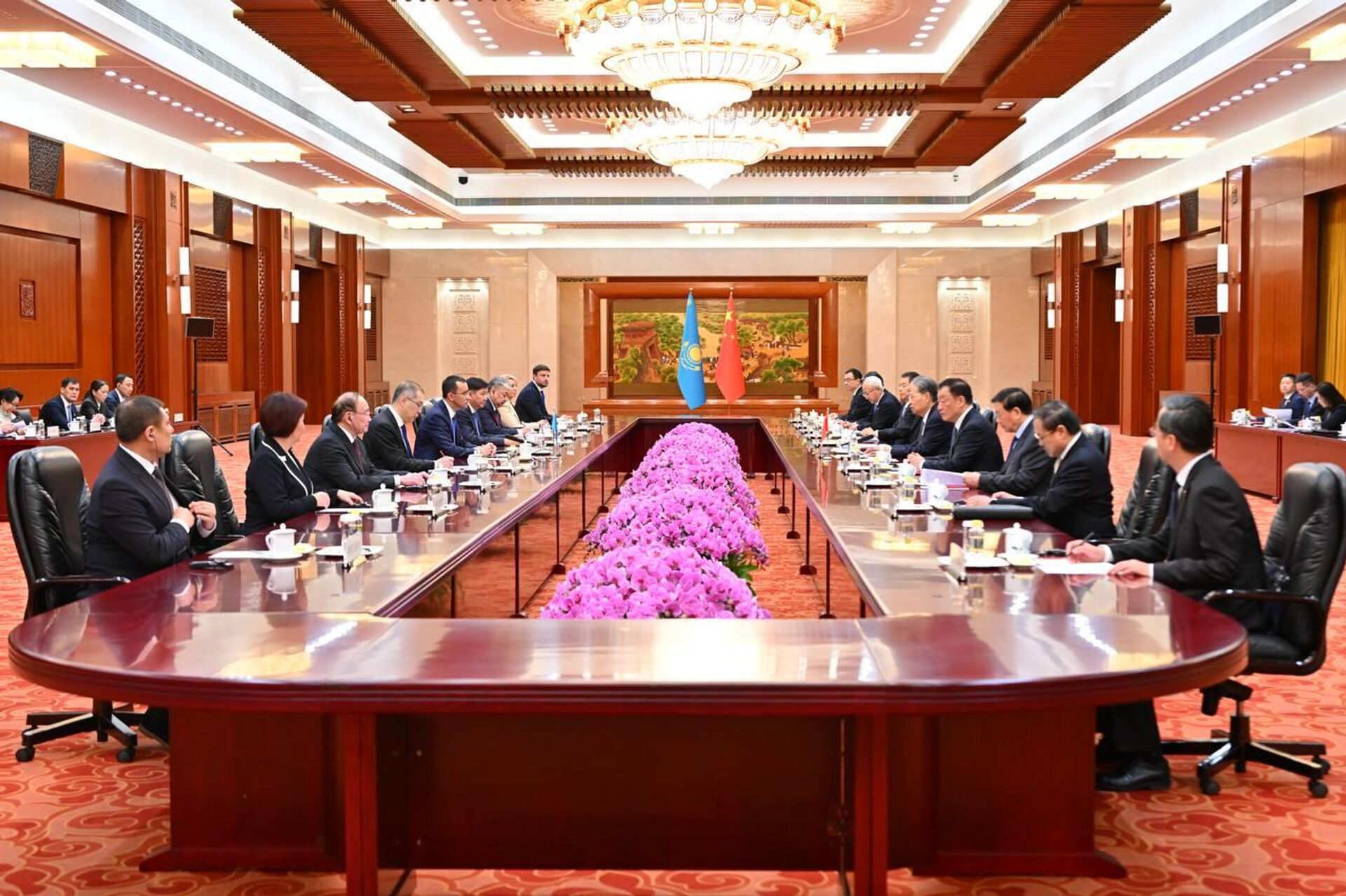 Председатель Сената Маулен Ашимбаев прибыл с официальным визитом в Китай - Sputnik Казахстан, 1920, 13.01.2025