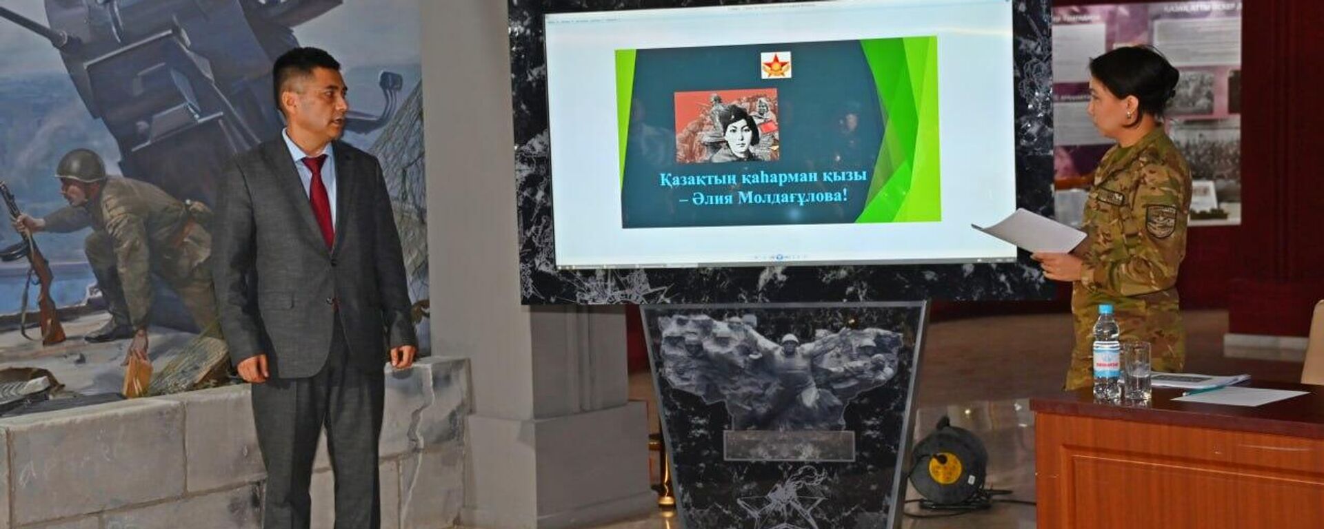 В Военно-историческом музее Национального военно-патриотического центра Вооруженных Сил Казахстана прошел урок мужества, посвященный памяти Героя Советского Союза бесстрашной казашки-снайпера Алии Молдагуловой - Sputnik Казахстан, 1920, 16.01.2025