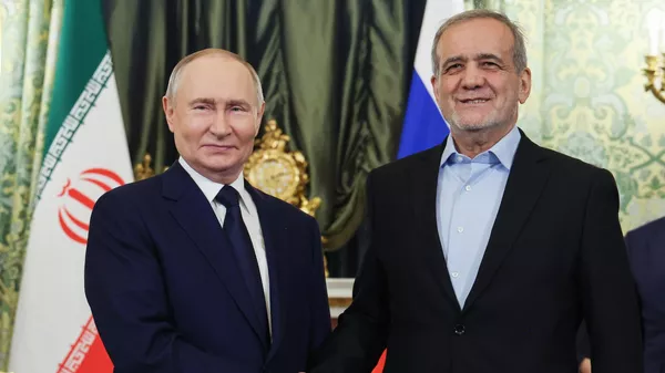 Встреча президента РФ Владимир Путина и президента Ирана Масуда Пезешкиана, архивное фото - Sputnik Казахстан