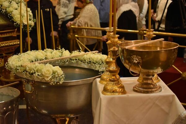 Праздничная крещенская служба в храме в Алматы - Sputnik Казахстан