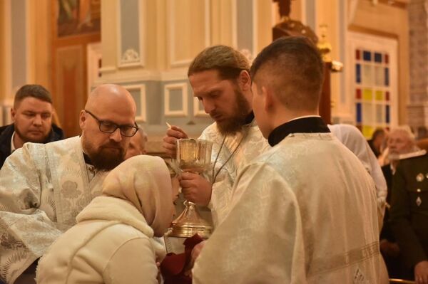 Праздничная крещенская служба в храме в Алматы - Sputnik Казахстан