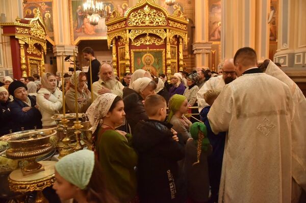 Праздничная крещенская служба в храме в Алматы - Sputnik Казахстан
