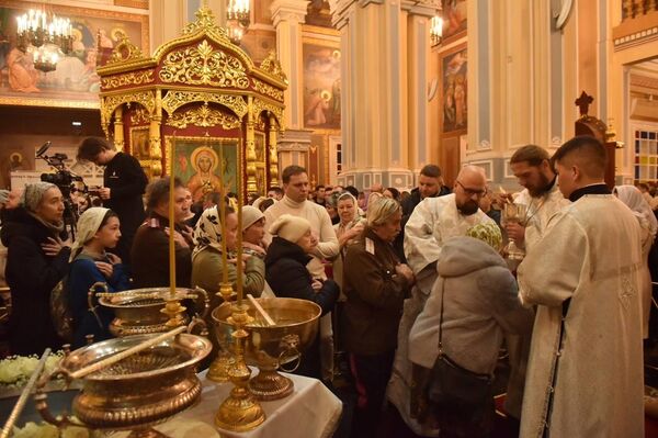 Праздничная крещенская служба в храме в Алматы - Sputnik Казахстан