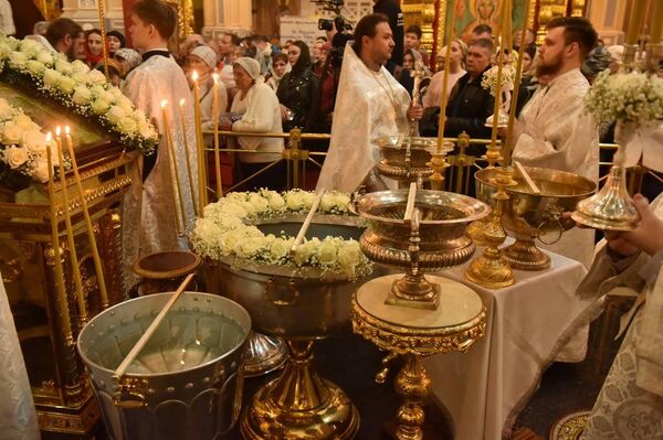 Праздничная крещенская служба в храме в Алматы - Sputnik Казахстан