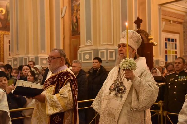 Праздничная крещенская служба в храме в Алматы - Sputnik Казахстан