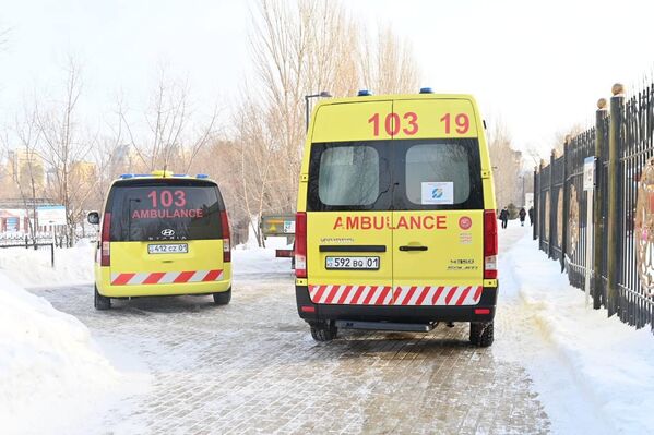 Обеспечивали безопасность жителей во время религиозной церемонии водно-спасательная служба ДЧС и сотрудники департамента полиции Астаны. В местах крещенских купаний дежурили бригады скорой помощи. - Sputnik Казахстан