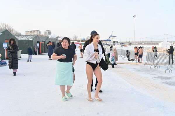 Каждое место организованного купания было оборудовано специальными подходами с настилами на лед и безопасными спусками и местами для переодевания. В случае необходимости, спасатели и медики готовы были разместить людей в пунктах обогрева и оказать медицинскую помощь. - Sputnik Казахстан