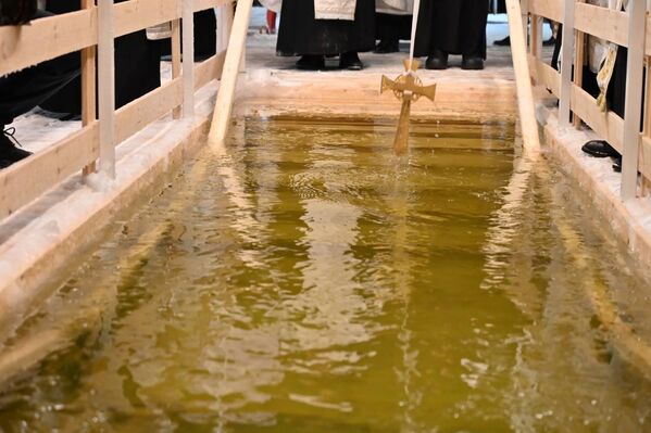 Количество желающих окунуться в крещенскую купель с каждым годом все больше. - Sputnik Казахстан