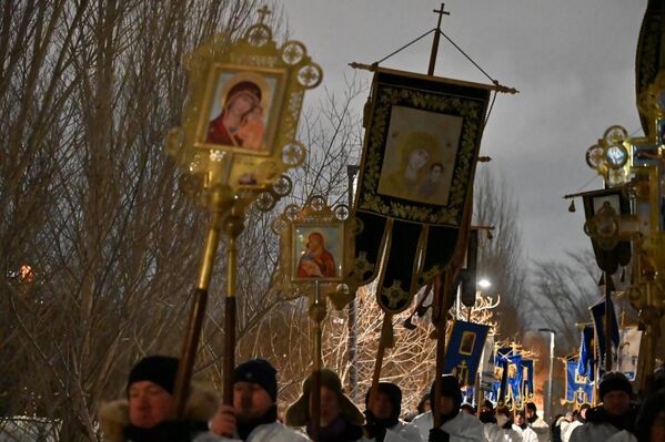 Накануне праздника был организован Крестный ход: в Астане его маршрут по традиции пролегал от Константино-Еленинского собора до набережной реки Ишим. - Sputnik Казахстан