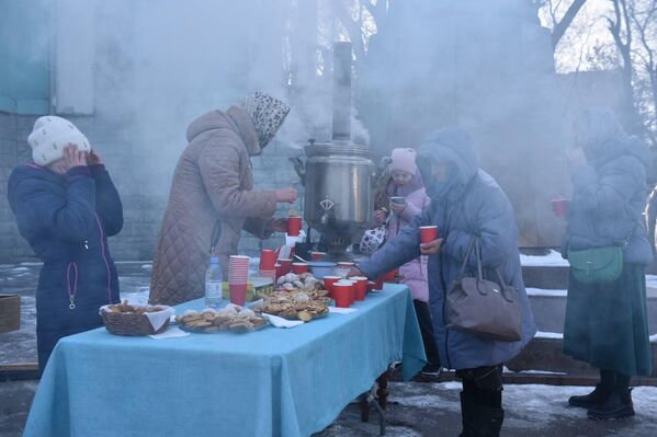 Поблизости от мест крещенских купаний были раскинуты палатки для переодевания, готовили угощения, согревающие чаи, лакомства, блины.   - Sputnik Казахстан