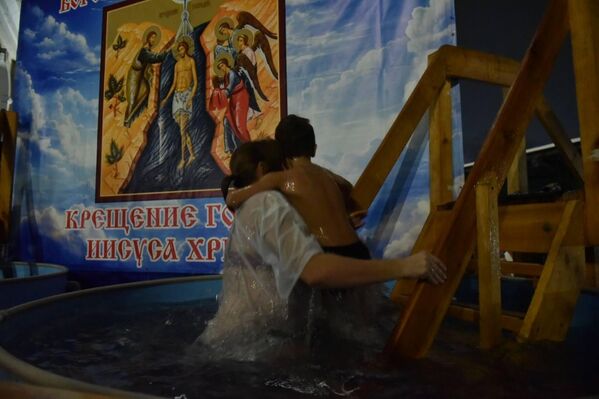 По традиции, в крещенскую прорубь окунаются в ночь с 18 на 19 января. Причем многие стараются совершить погружение ровно в полночь. Но дневное ли купание или ночное, – абсолютно неважно. Как и то, во сколько купаются на Крещение. - Sputnik Казахстан