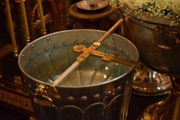 Главное же, к чему всегда призывают священнослужители, – не забывать о духовном смысле праздника Богоявления и не относиться к крещенской воде как к универсальному лекарственному или магическому средству. - Sputnik Казахстан