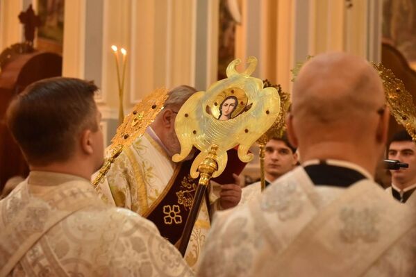 Вместе с тем, у верующих процесс окунания в ледяную воду на Крещение - это символичное очищение тела и души.   - Sputnik Казахстан